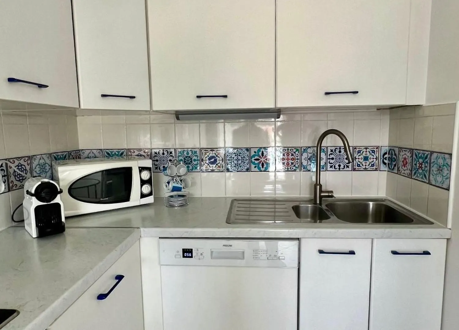 Risso - Charming One Bedroom With A Balcony 니스