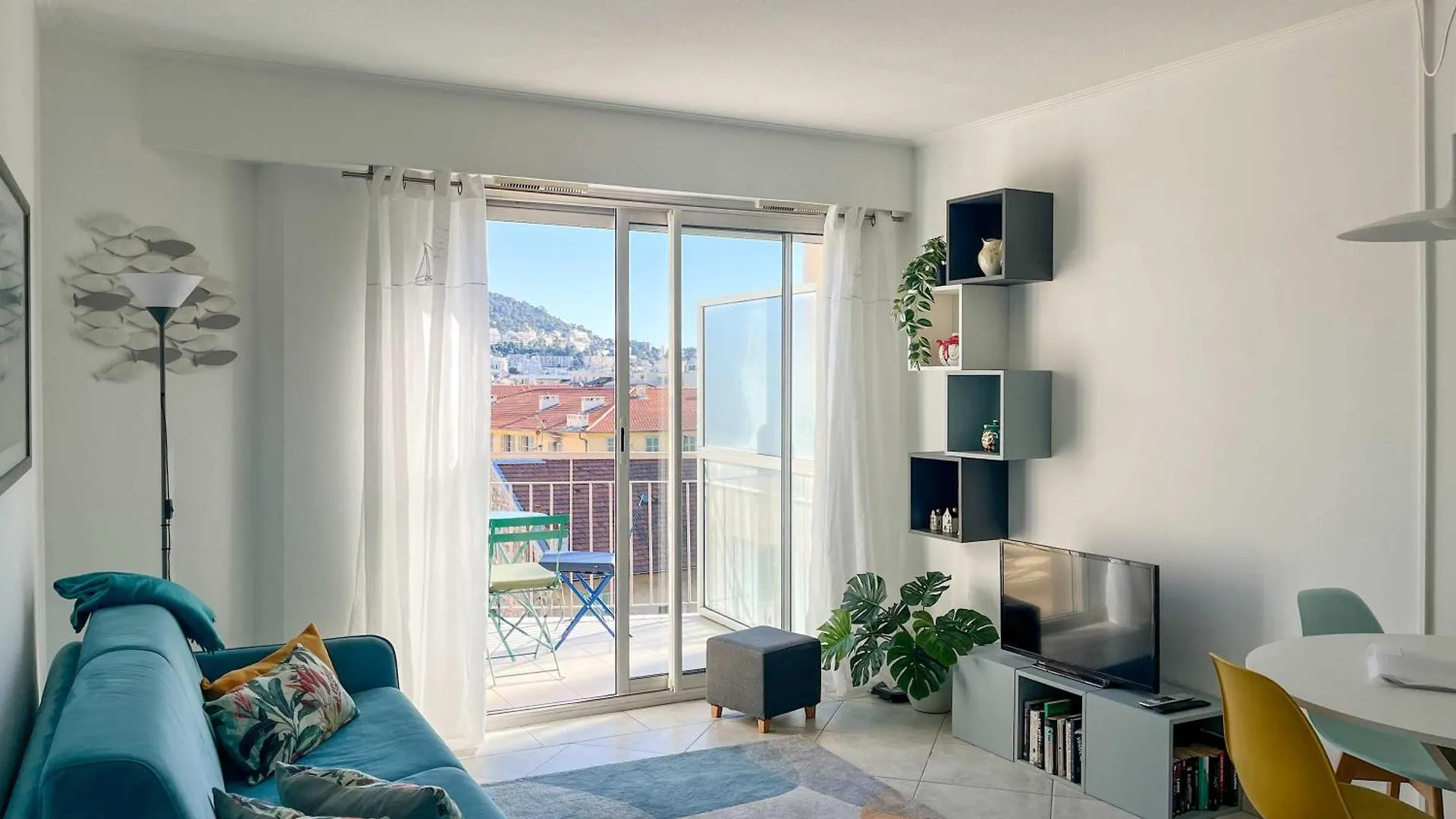 Risso - Charming One Bedroom With A Balcony 니스