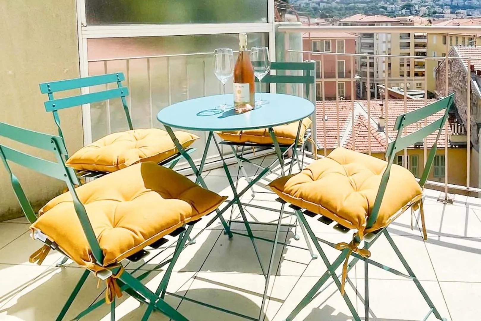 Risso - Charming One Bedroom With A Balcony 니스